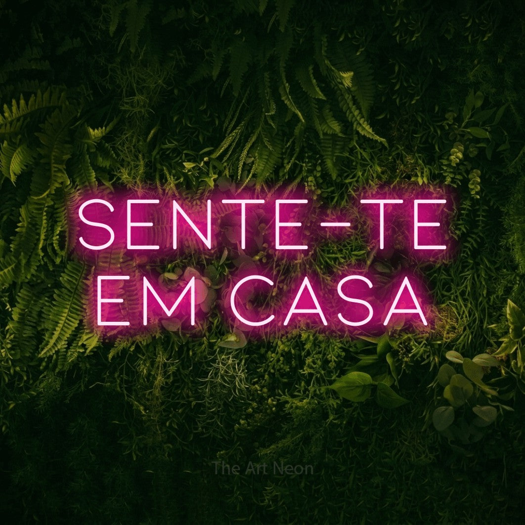 LED neon sign reading “SENTE-TE EM CASA”, arranged in 2 lines.