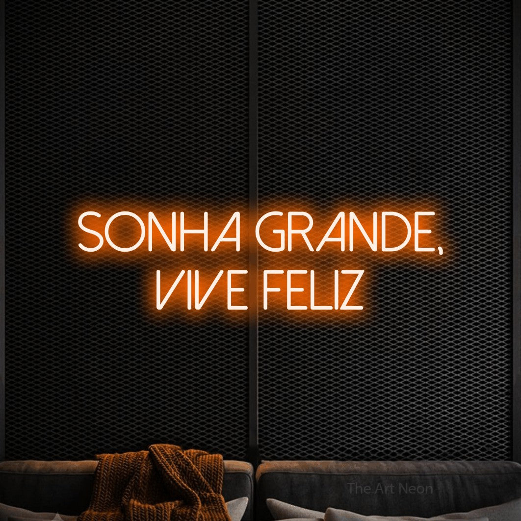 LED neon sign reading “SONHA GRANDE, VIVE FELIZ”, arranged in 2 lines.