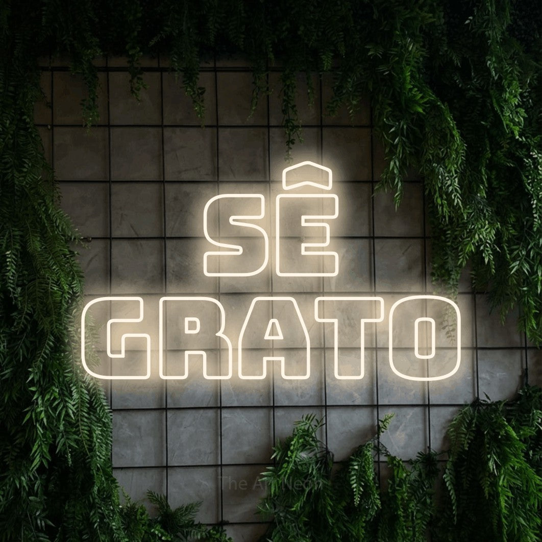 LED neon sign reading “Sê Grato”, arranged in 2 lines.