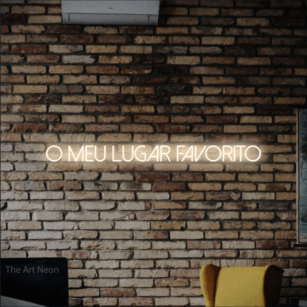LED neon sign reading “o meu lugar favorito”, arranged in a single line.