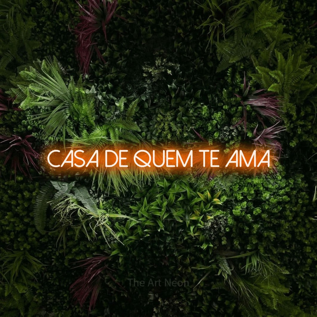 LED neon sign reading “CASA DE QUEM TE AMA”, arranged in a single line.