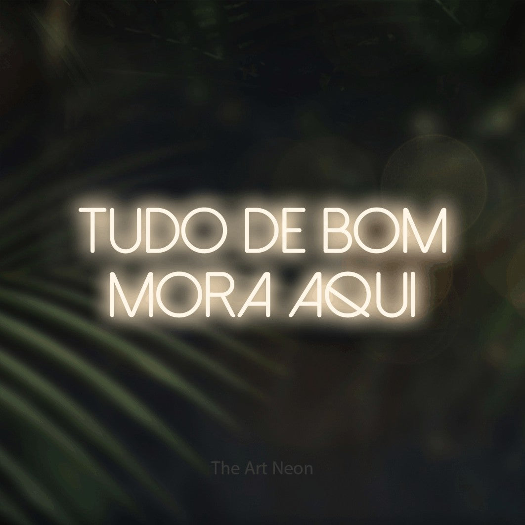 LED neon sign reading “TUDO DE BOM MORA AQUI”, arranged in 2 lines.