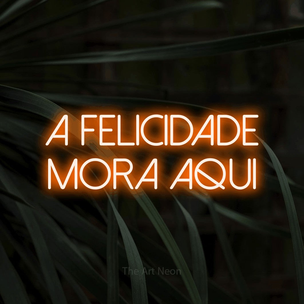 LED neon sign reading “A Felicidade Mora Aqui”, arranged in 2 lines.