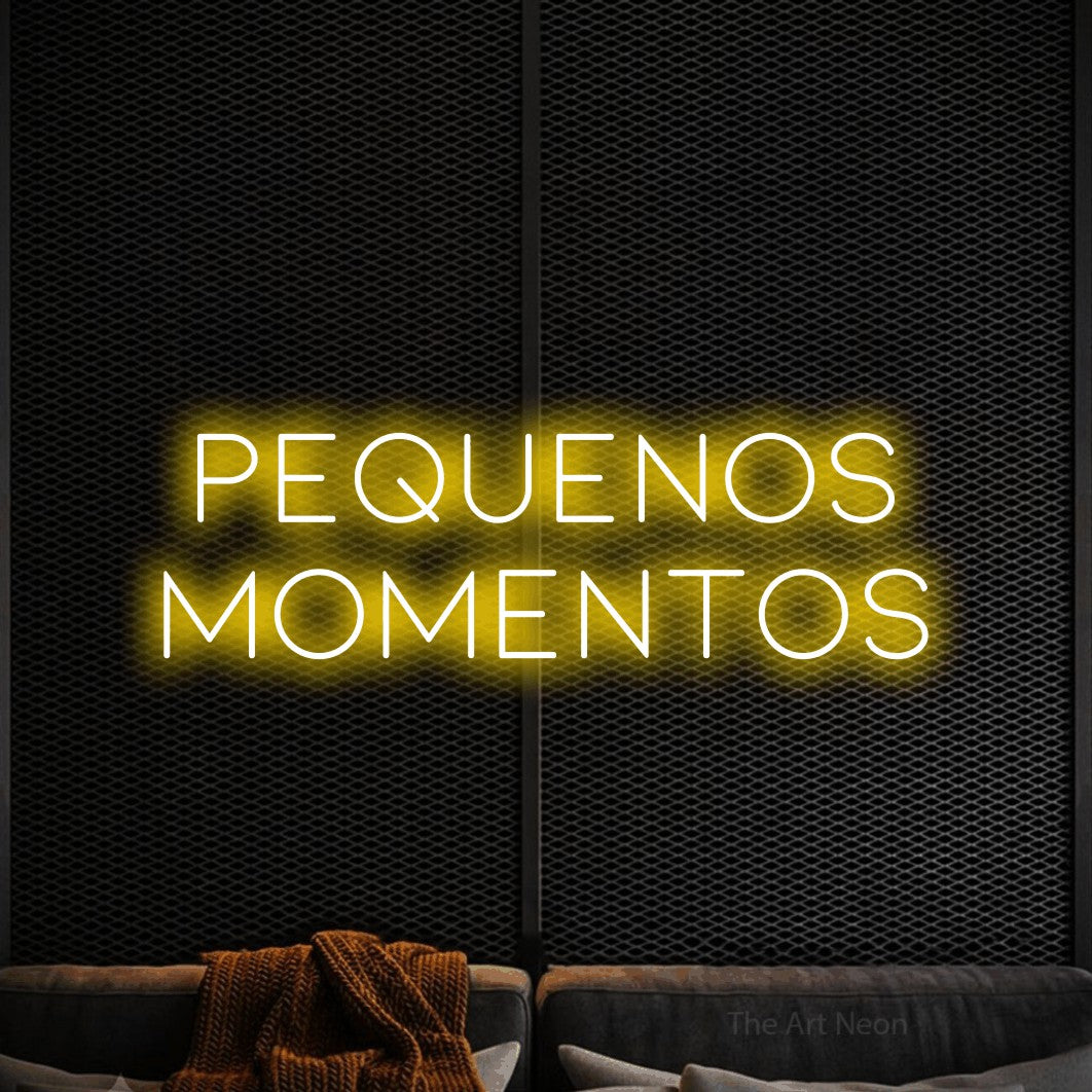 LED neon sign reading “PEQUENOS momentos”, arranged in 2 lines.