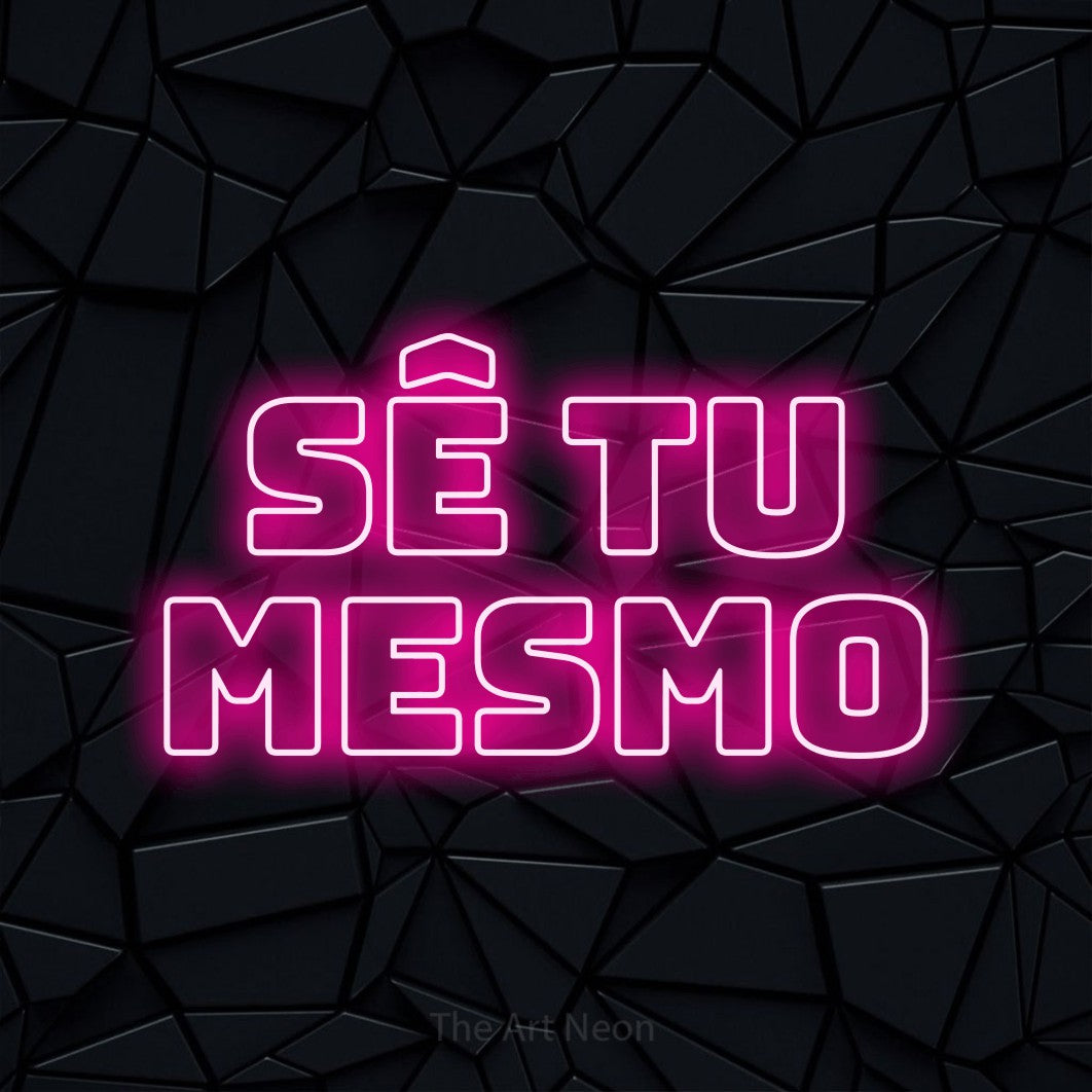 LED neon sign reading “Sê tu mesmo”, arranged in 2 lines.