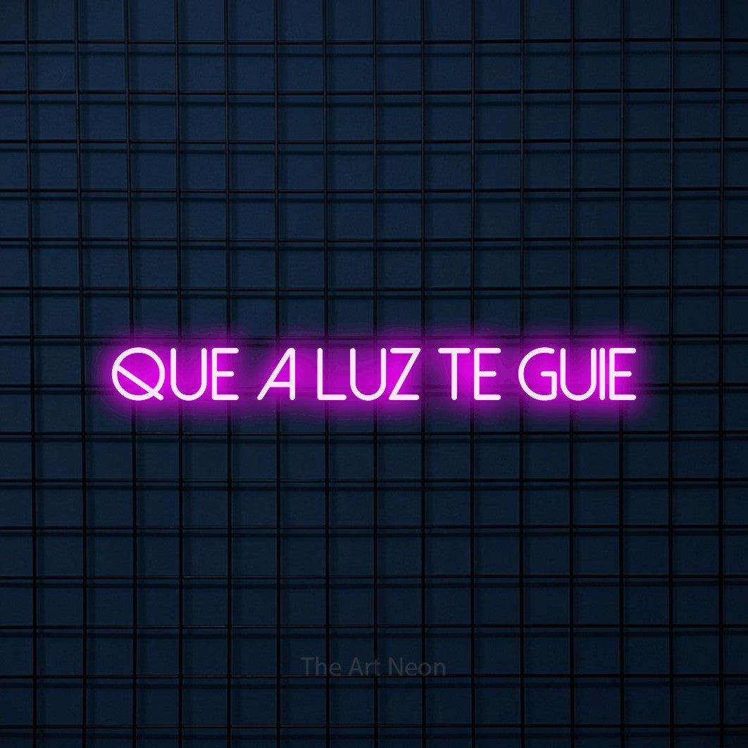 LED neon sign reading “QUE A LUZ TE GUIE”, arranged in a single line.