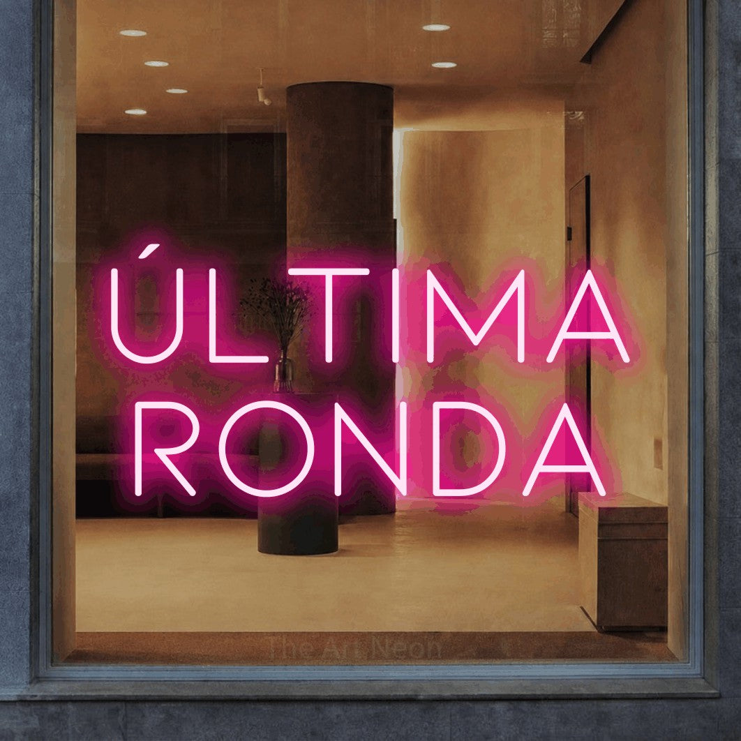 LED neon sign reading “ÚLTIMA RONDA”, arranged in 2 lines.
