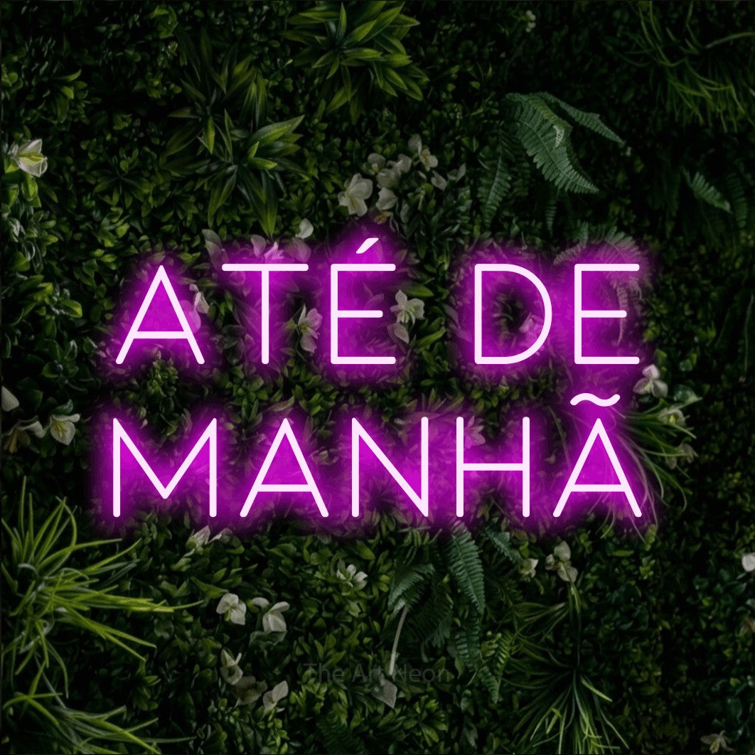 LED neon sign reading “Até de Manhã”, arranged in 2 lines.
