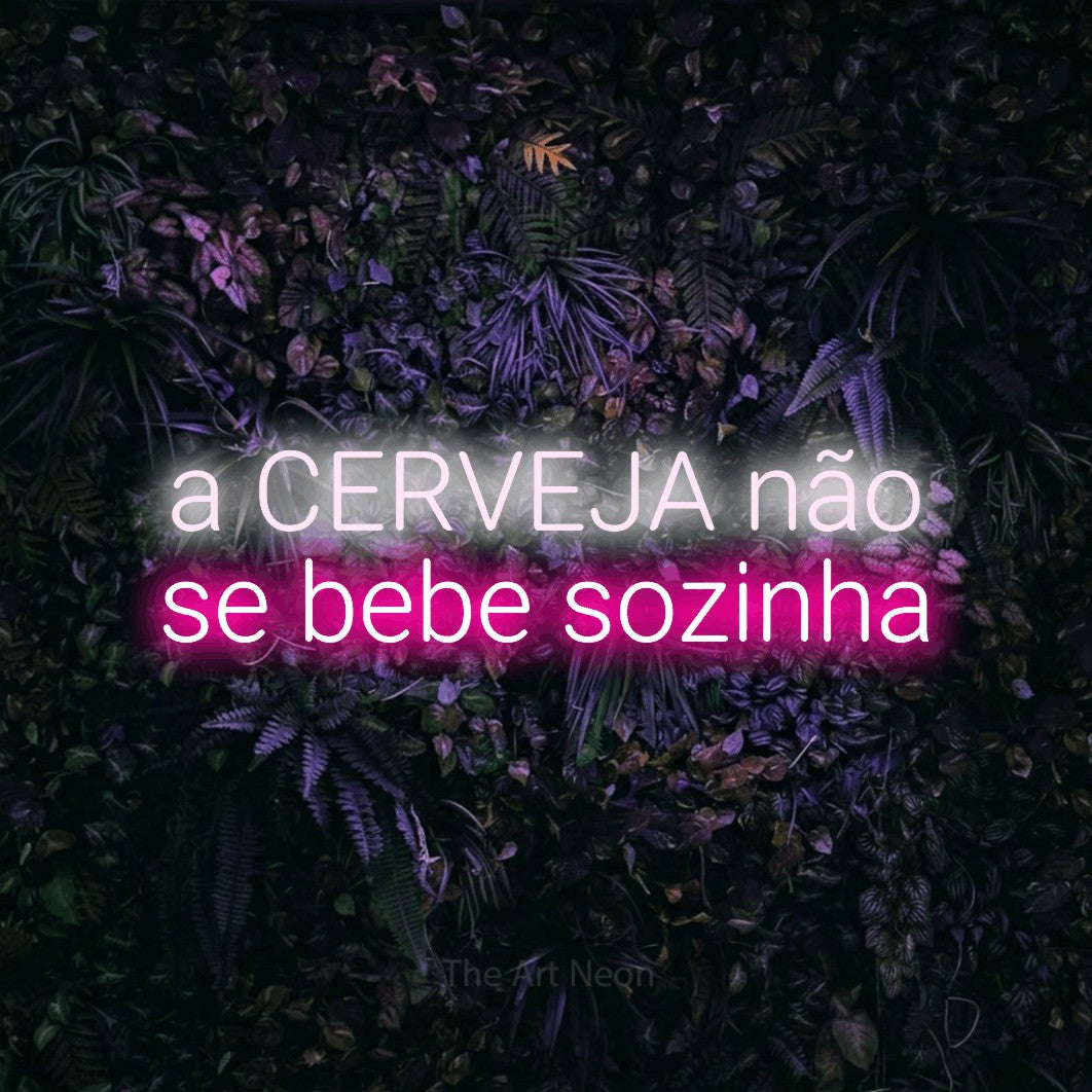 LED neon sign reading “a CERVEJA não se bebe sozinha”, arranged in 2 lines.