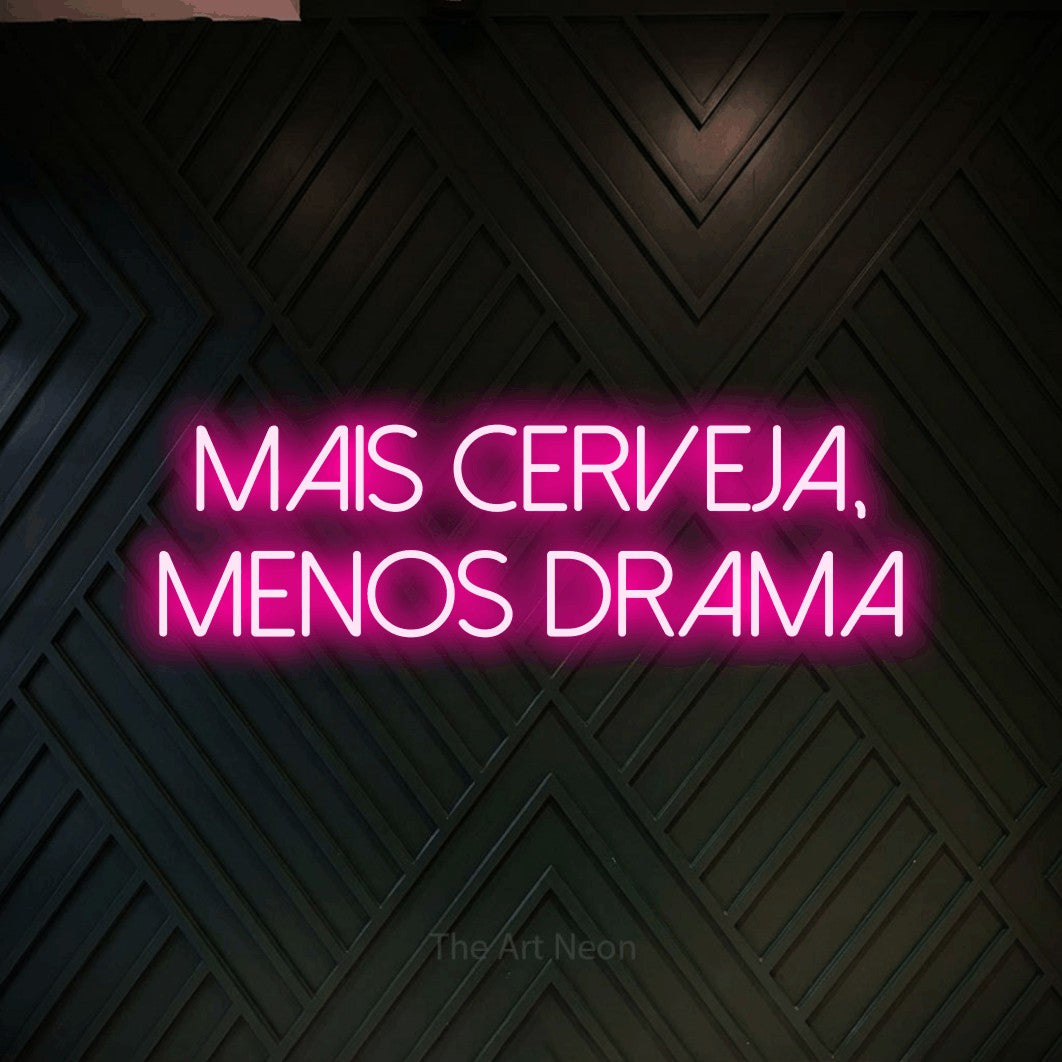 LED neon sign reading “mais cerveja, menos drama”, arranged in 2 lines.
