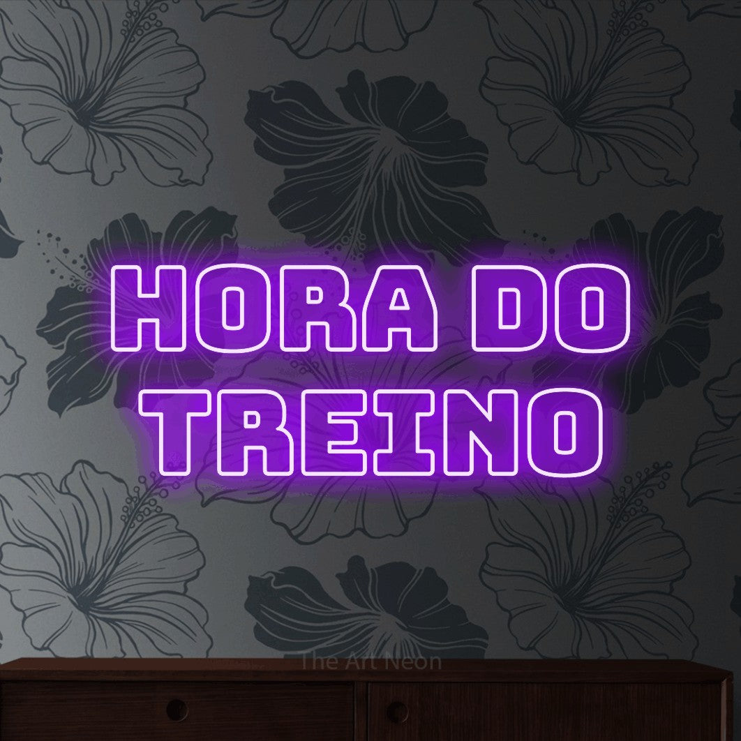LED neon sign reading “HORA DO TREINO”, arranged in 2 lines.