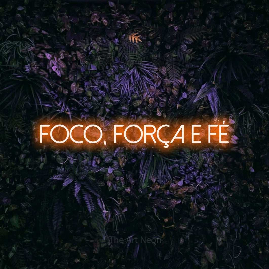 LED neon sign reading “foco, força e fé”, arranged in a single line.