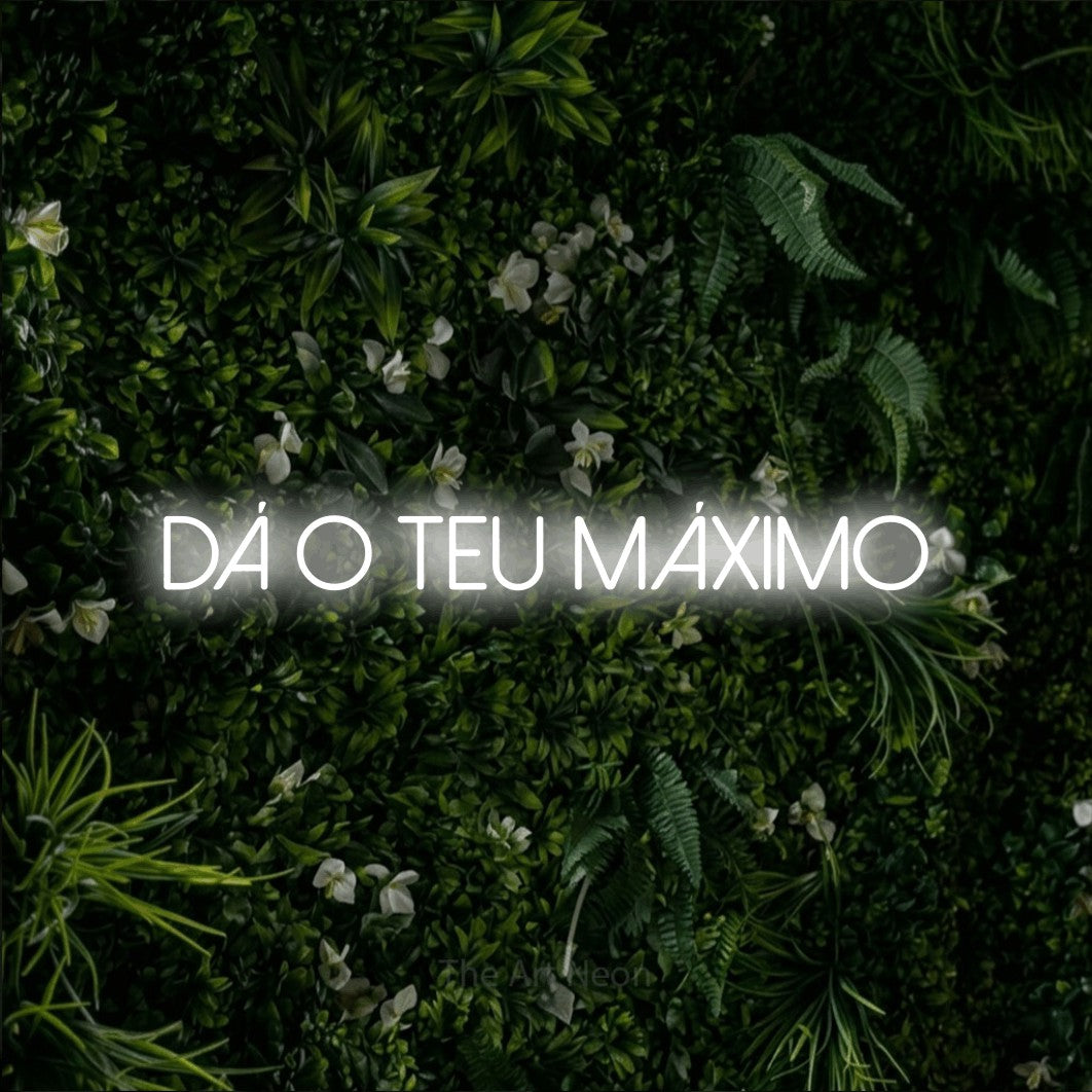 LED neon sign reading “dá o teu máximo”, arranged in a single line.