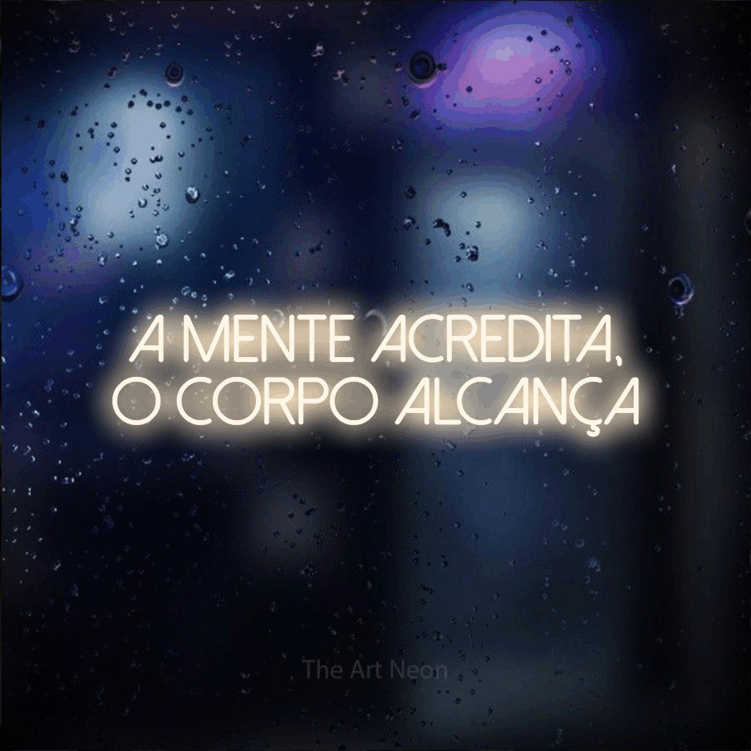 LED neon sign reading “A Mente Acredita, o Corpo Alcança”, arranged in 2 lines.