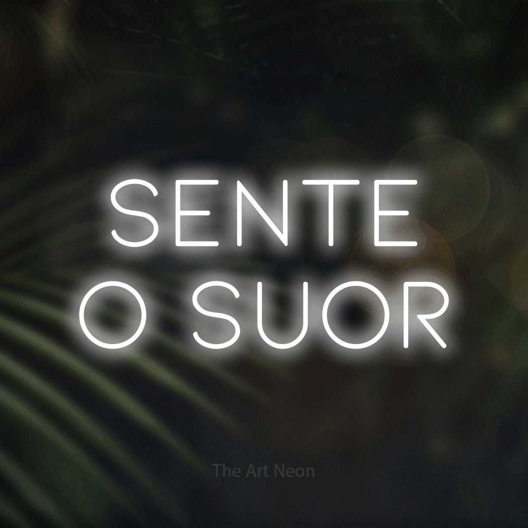 LED neon sign reading “SENTE o suor”, arranged in 2 lines.