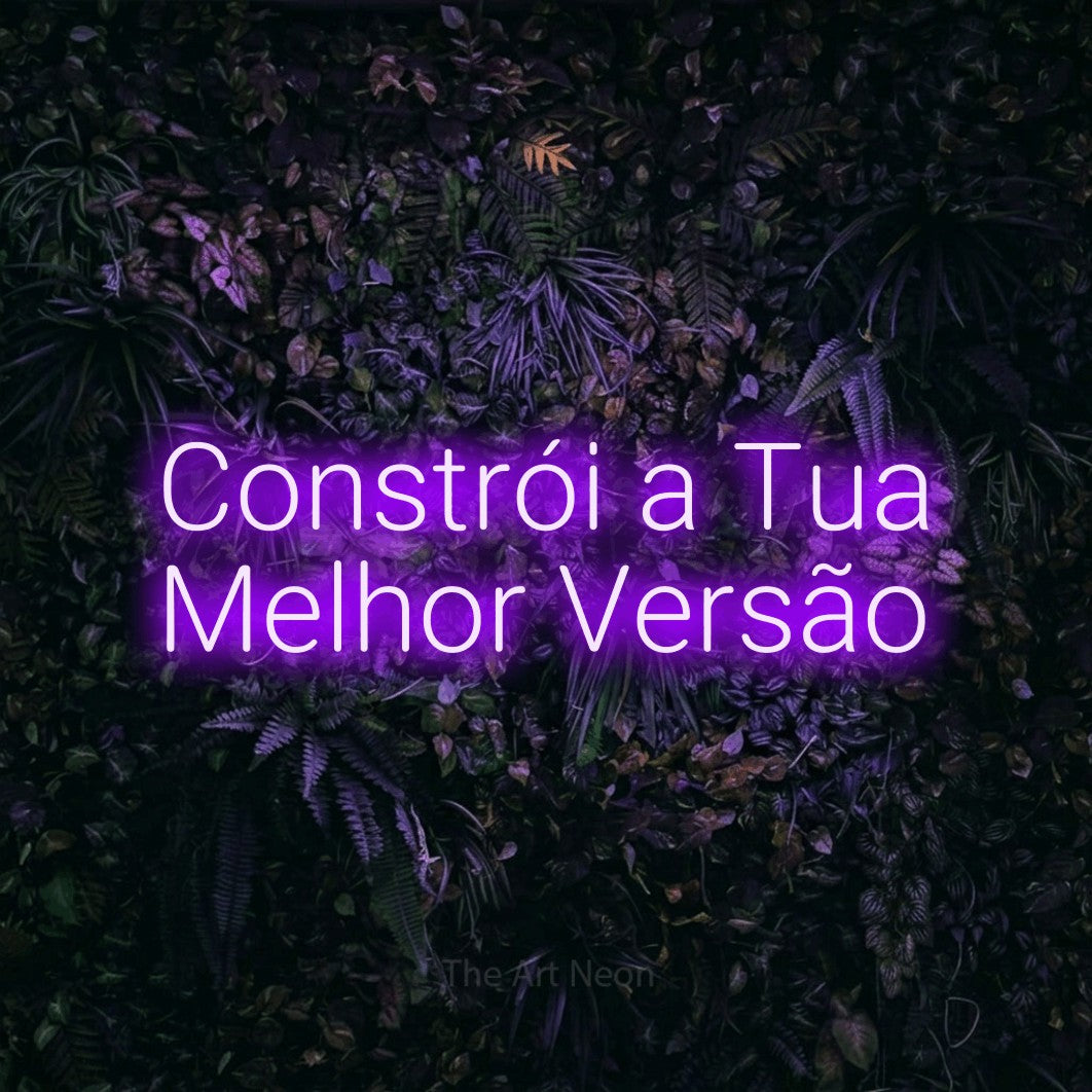 LED neon sign reading “Constrói a Tua Melhor Versão”, arranged in 2 lines.