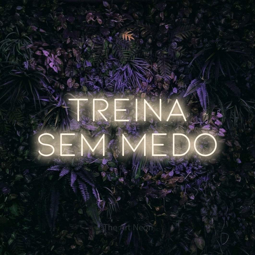 LED neon sign reading “Treina Sem Medo”, arranged in 2 lines.