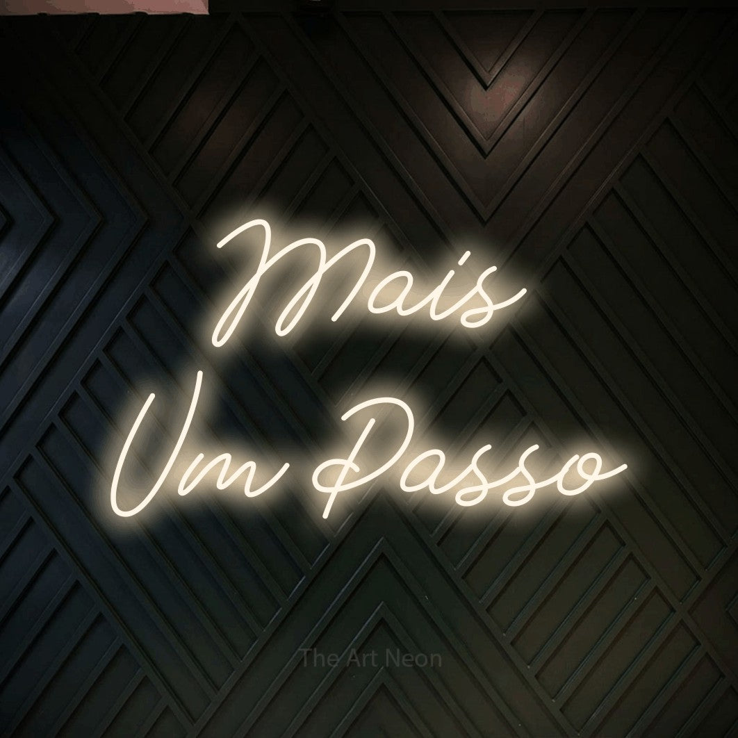 LED neon sign reading “Mais Um Passo”, arranged in 2 lines.