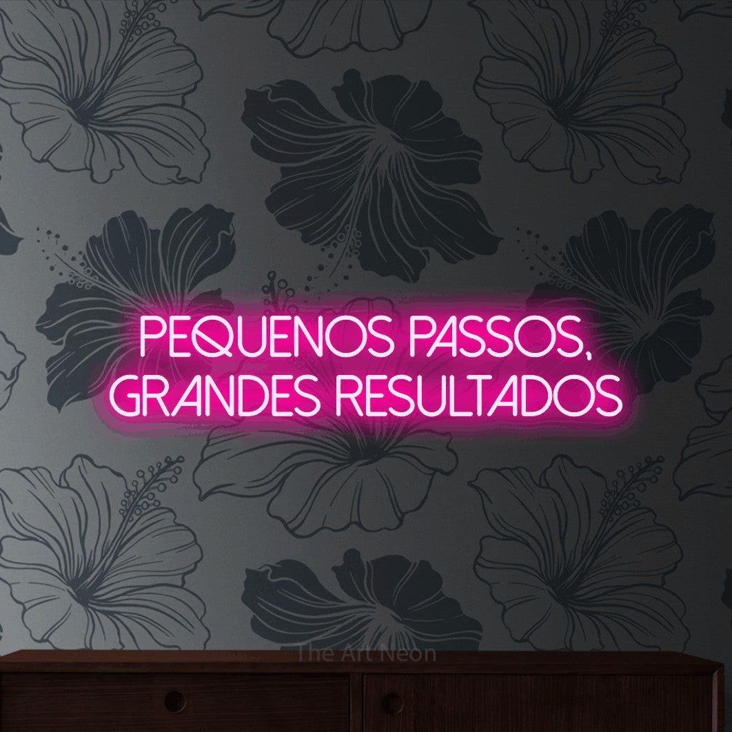 LED neon sign reading “Pequenos Passos, Grandes Resultados”, arranged in 2 lines.