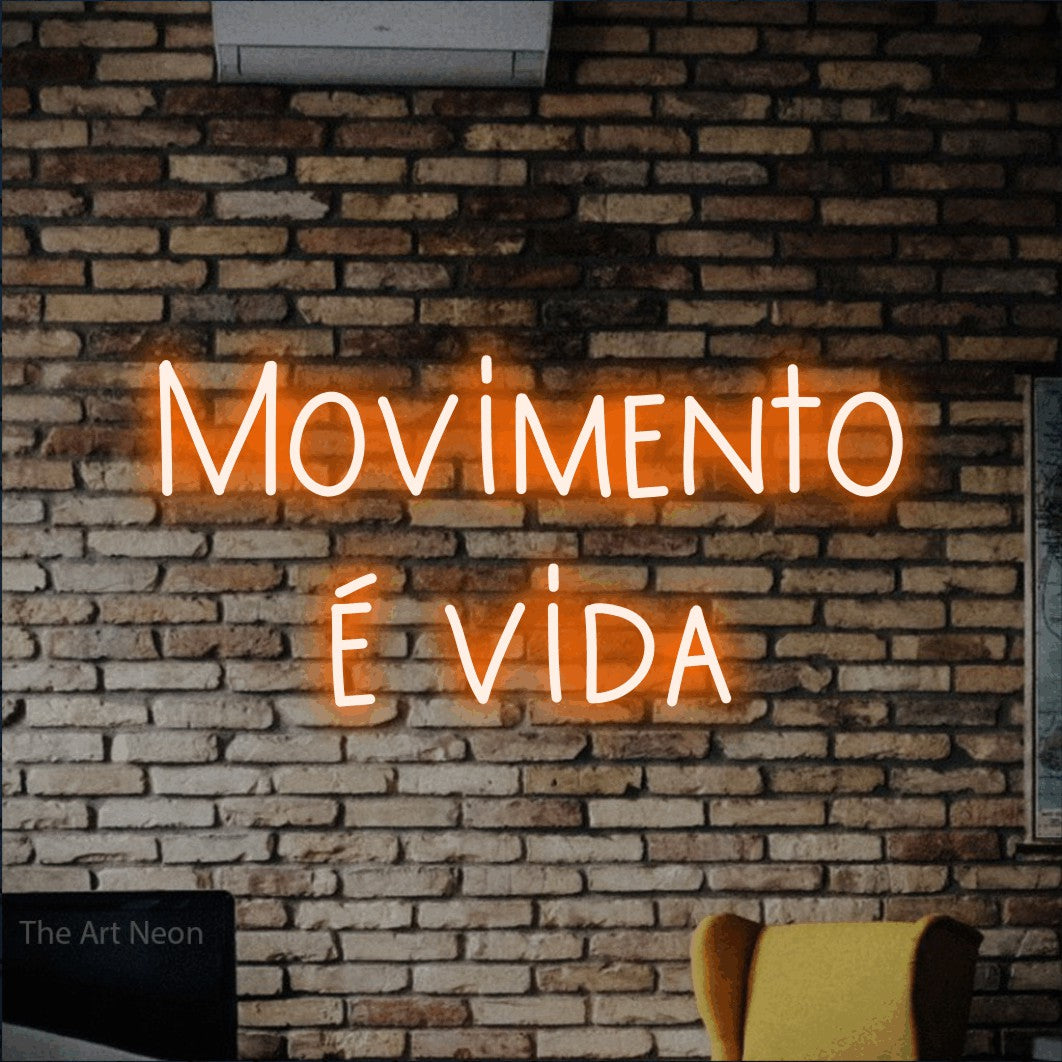 LED neon sign reading “Movimento é vida”, arranged in 2 lines.