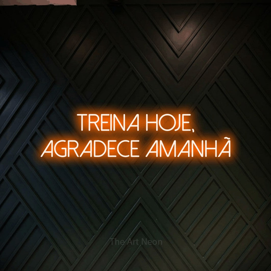 LED neon sign reading “treina hoje, agradece amanhã”, arranged in 2 lines.