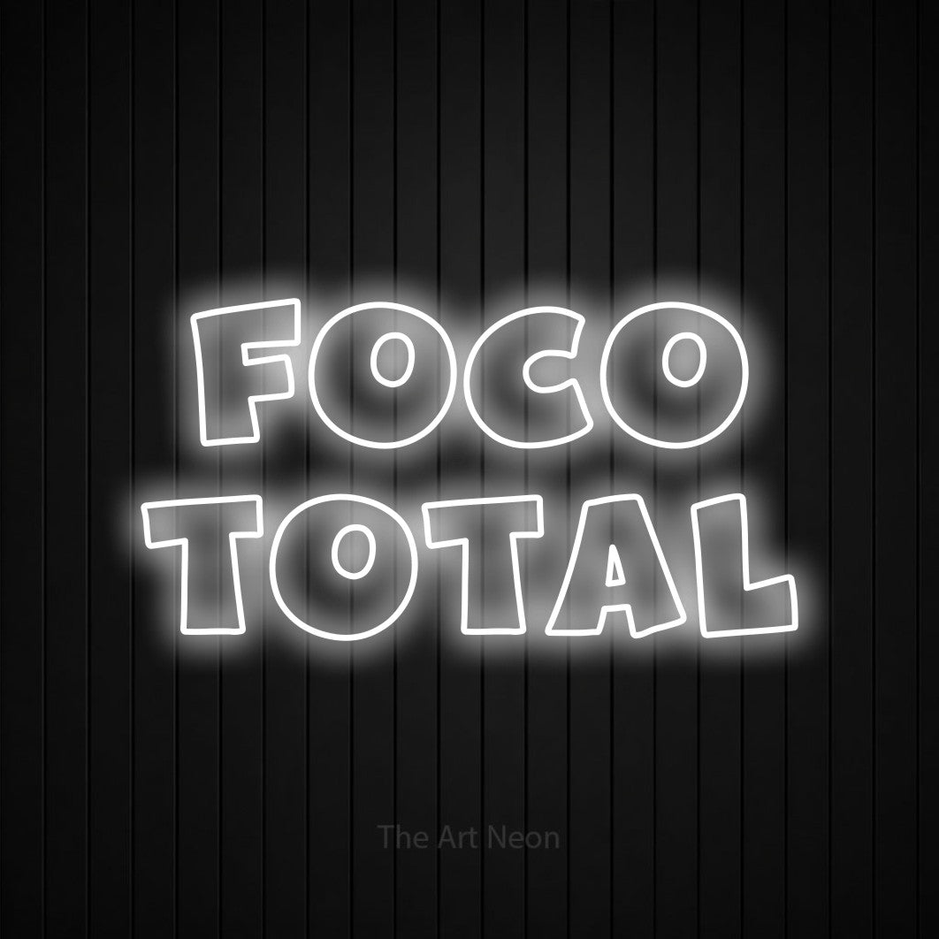 LED neon sign reading “FOCO TOTAL”, arranged in 2 lines.