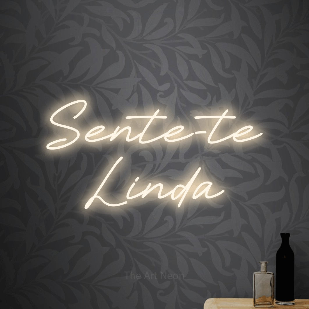 LED neon sign reading “Sente-te Linda”, arranged in 2 lines.