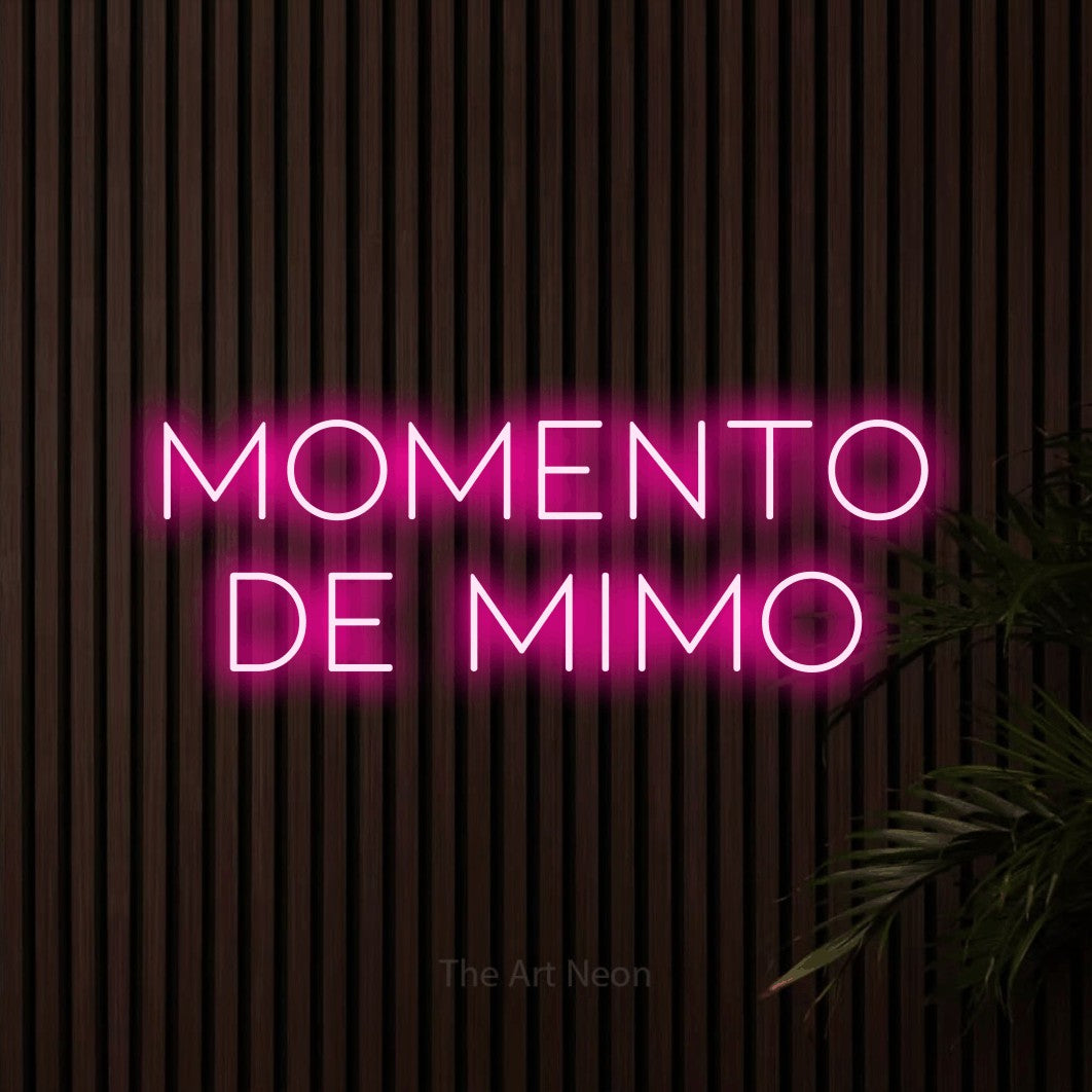 LED neon sign reading “MOMENTO de mimo”, arranged in 2 lines.