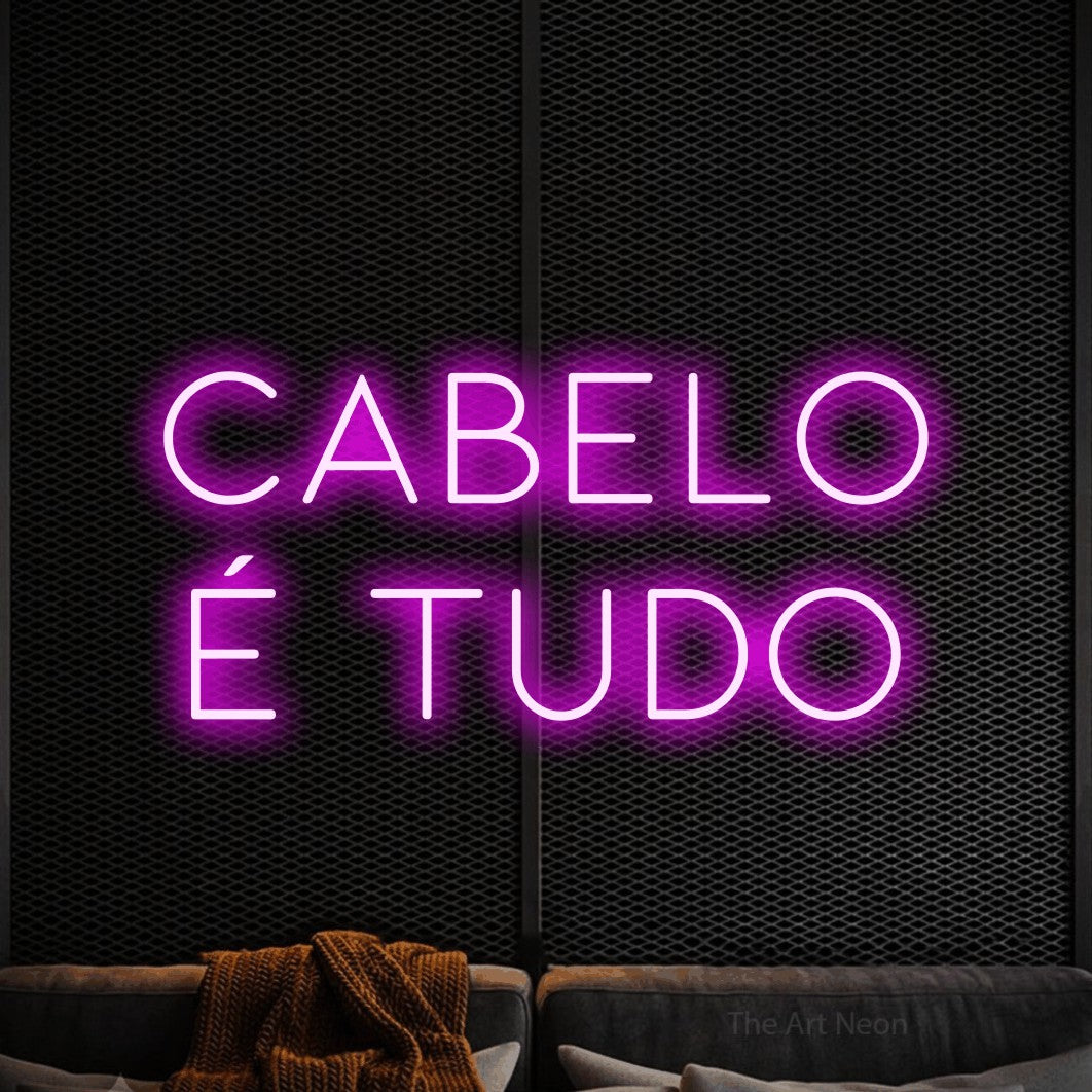 LED neon sign reading “cabelo é tudo”, arranged in 2 lines.