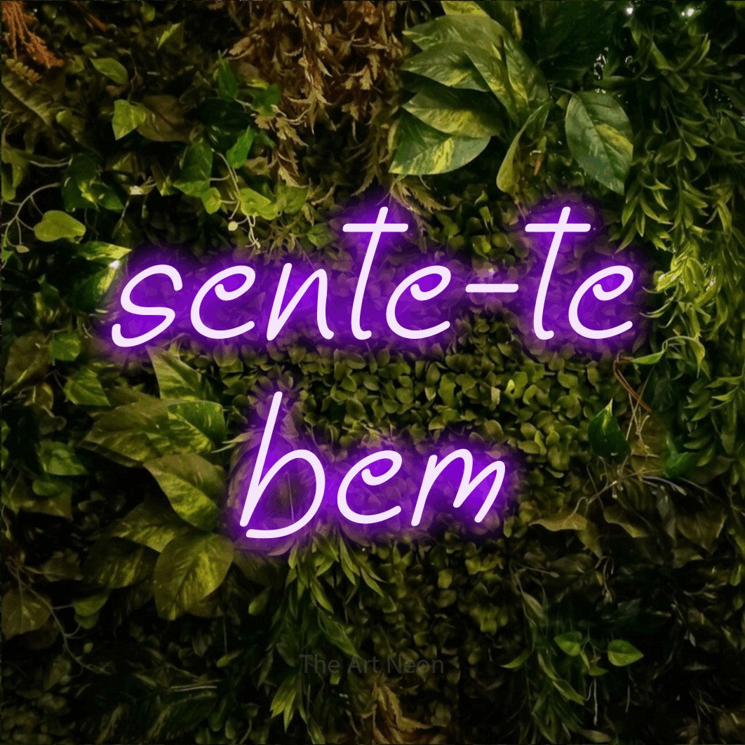 LED neon sign reading “sente-te bem”, arranged in 2 lines.