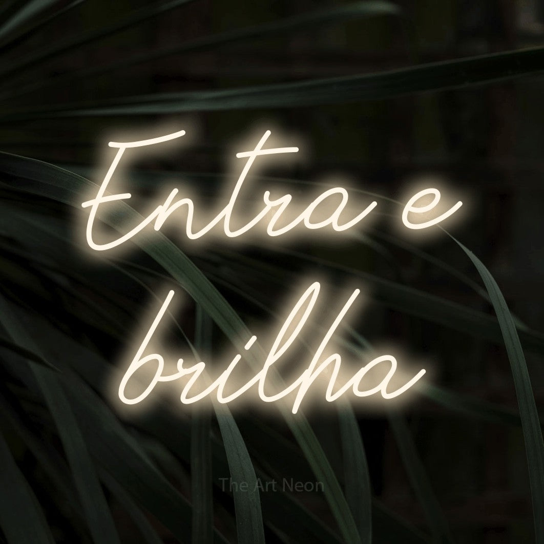 LED neon sign reading “Entra e brilha”, arranged in 2 lines.