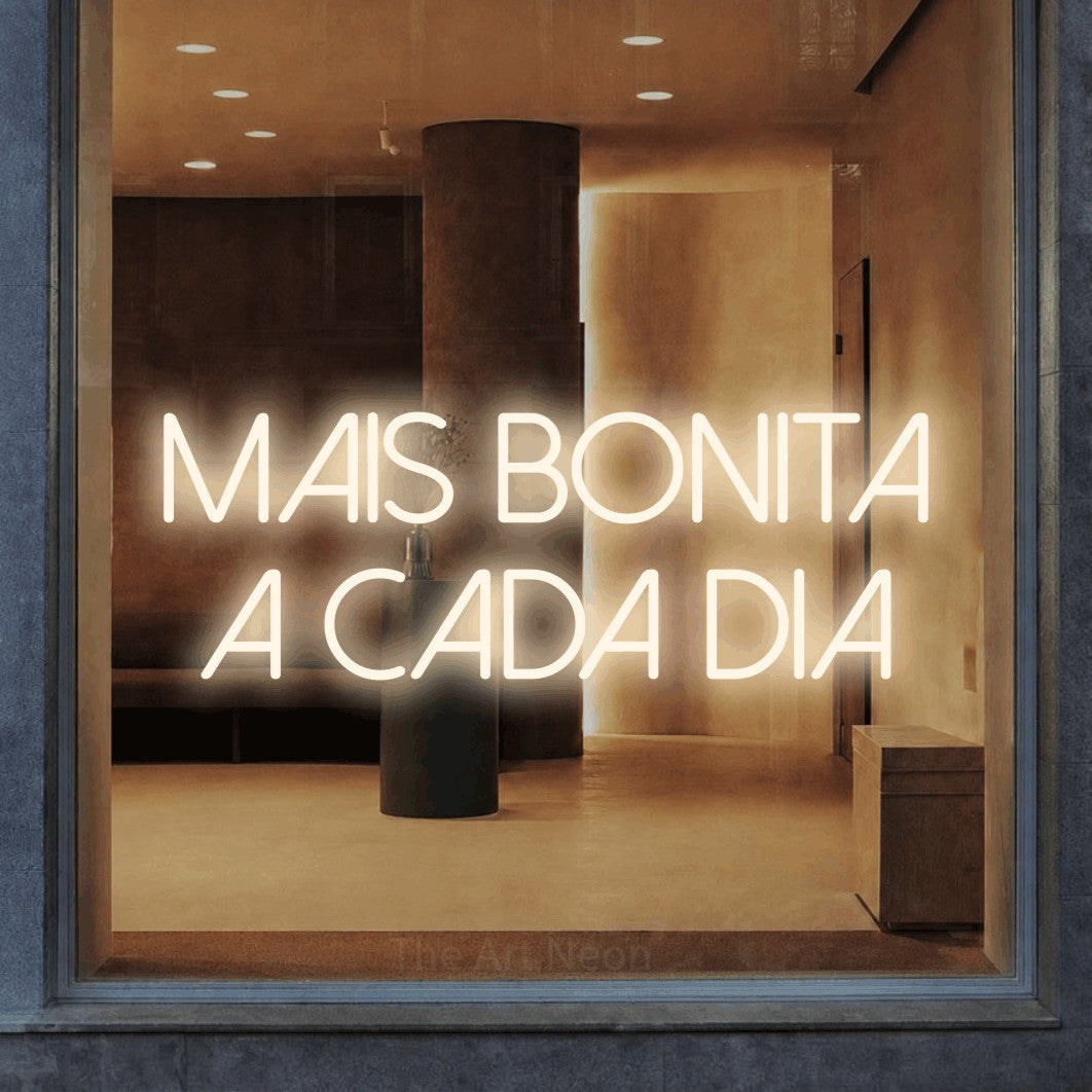 LED neon sign reading “mais BONITA a cada dia”, arranged in 2 lines.