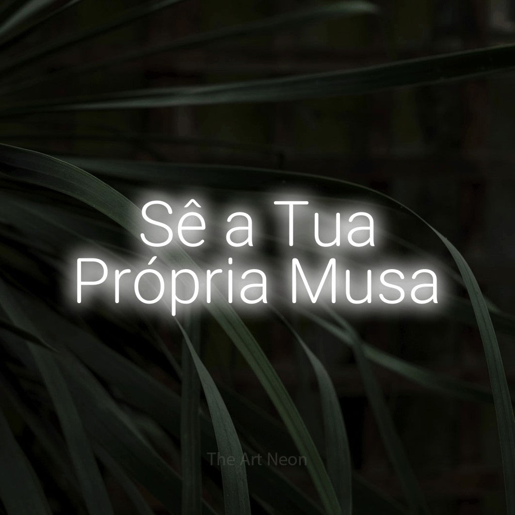 LED neon sign reading “Sê a Tua Própria Musa”, arranged in 2 lines.