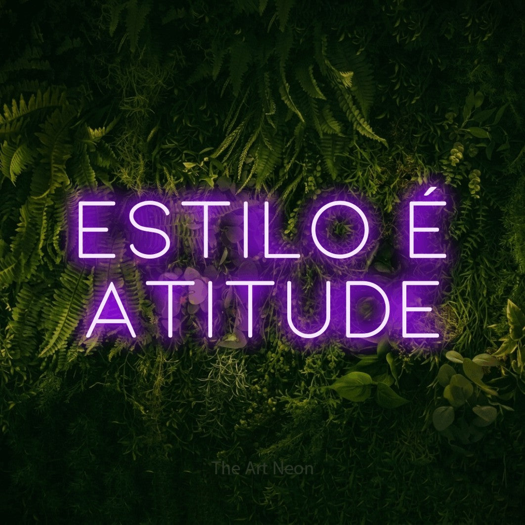 LED neon sign reading “estilo é ATITUDE”, arranged in 2 lines.