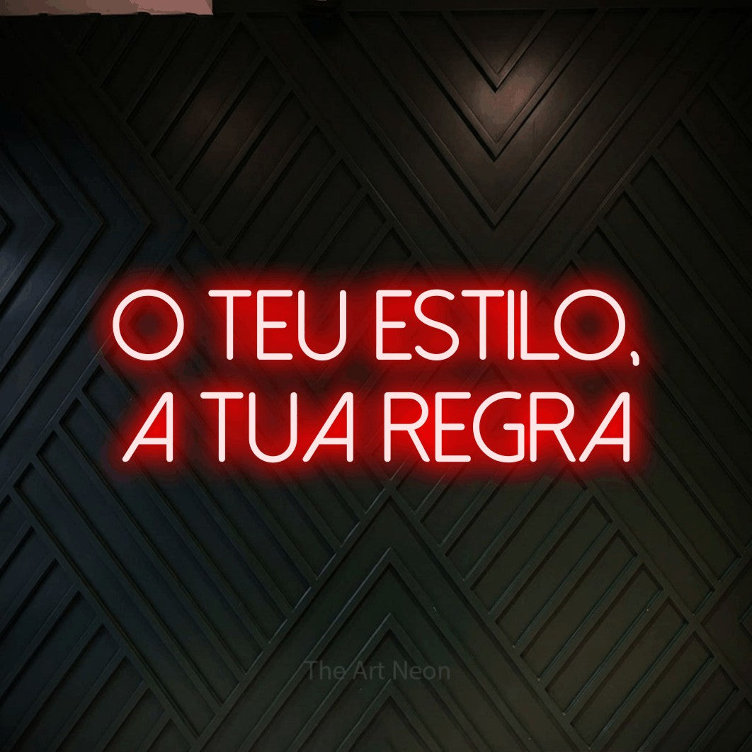 LED neon sign reading “O Teu Estilo, a Tua Regra”, arranged in 2 lines.