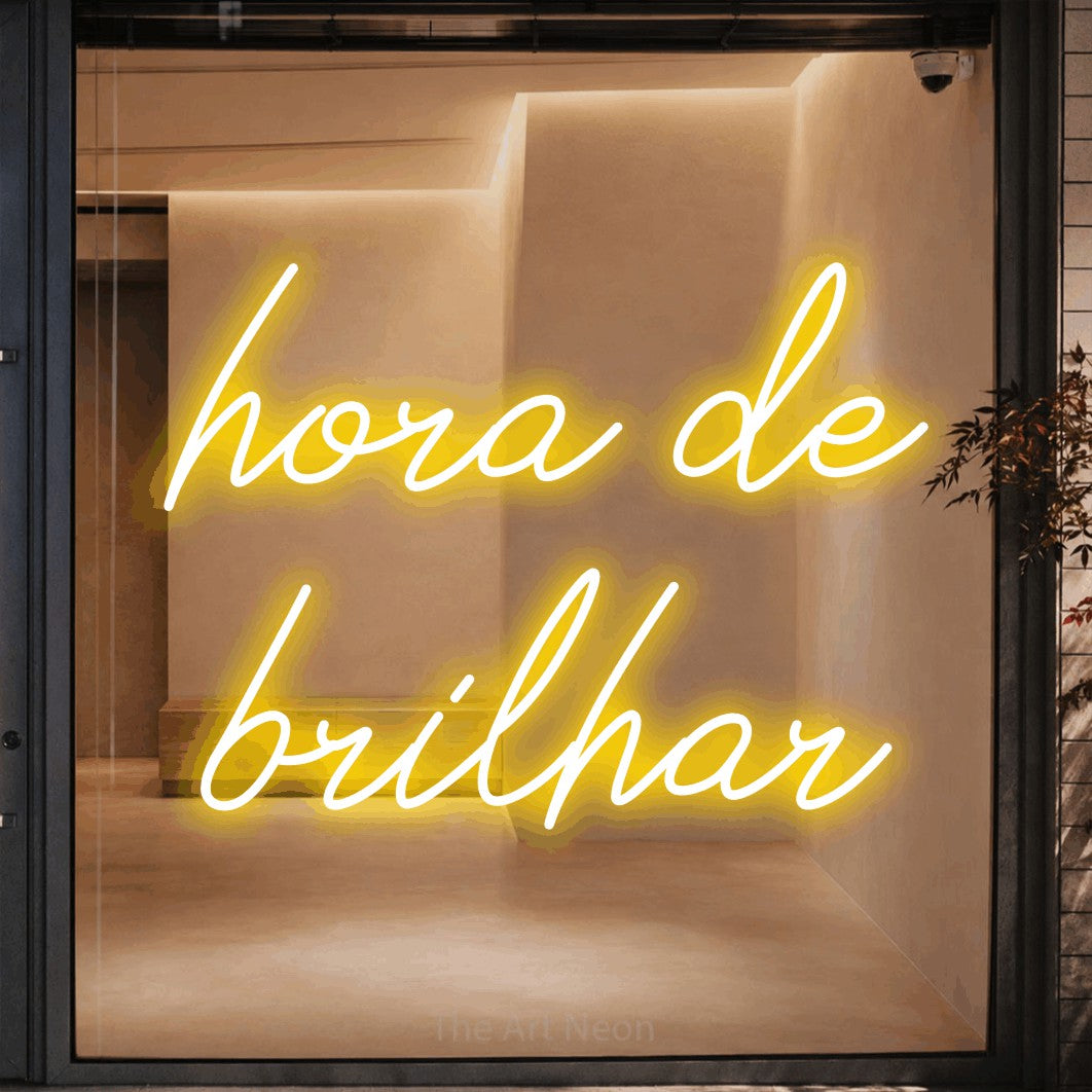 LED neon sign reading “hora de brilhar”, arranged in 2 lines.