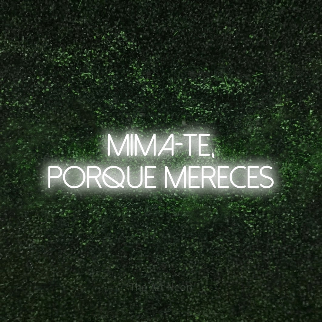 LED neon sign reading “mima-te, porque mereces”, arranged in 2 lines.