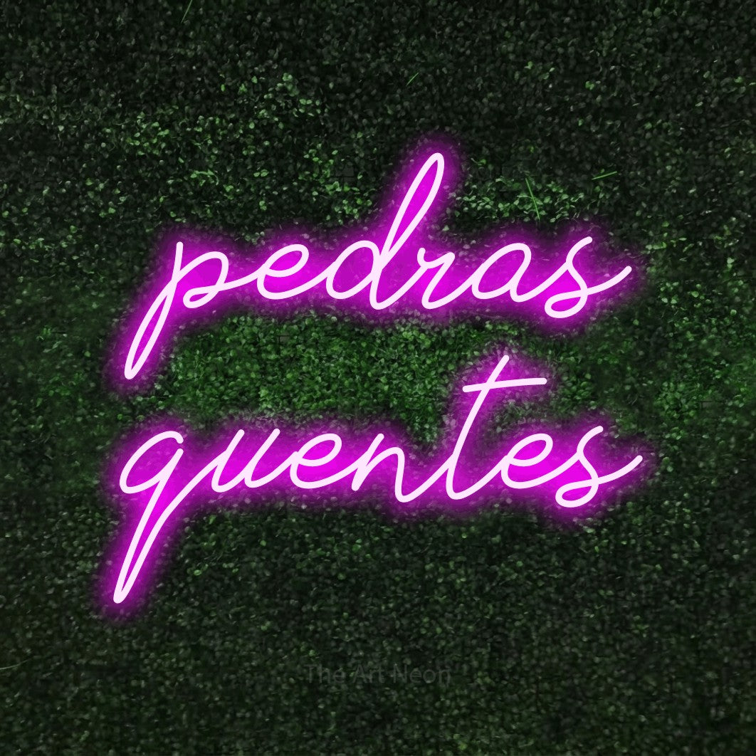 LED neon sign reading “pedras quentes”, arranged in 2 lines.