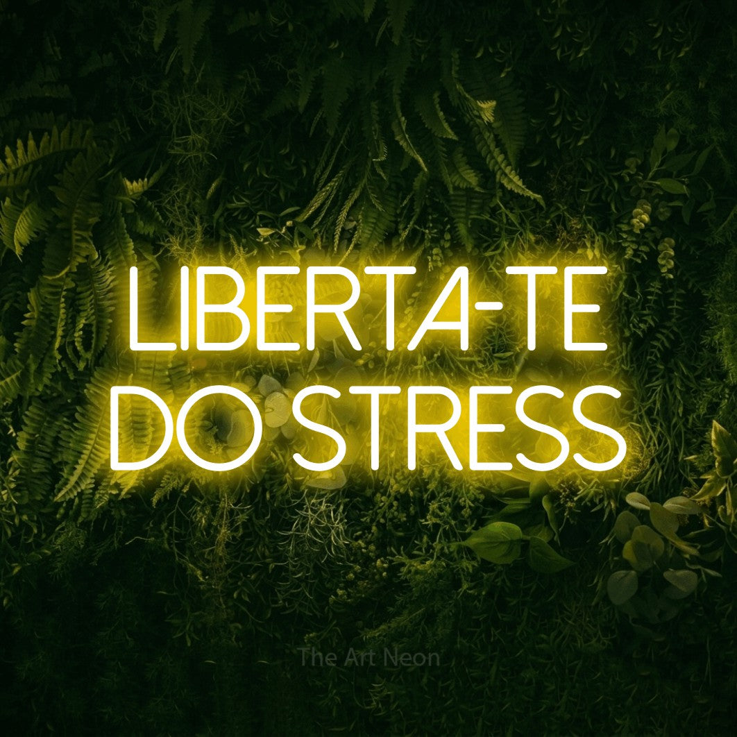 LED neon sign reading “LIBERTA-TE do stress”, arranged in 2 lines.