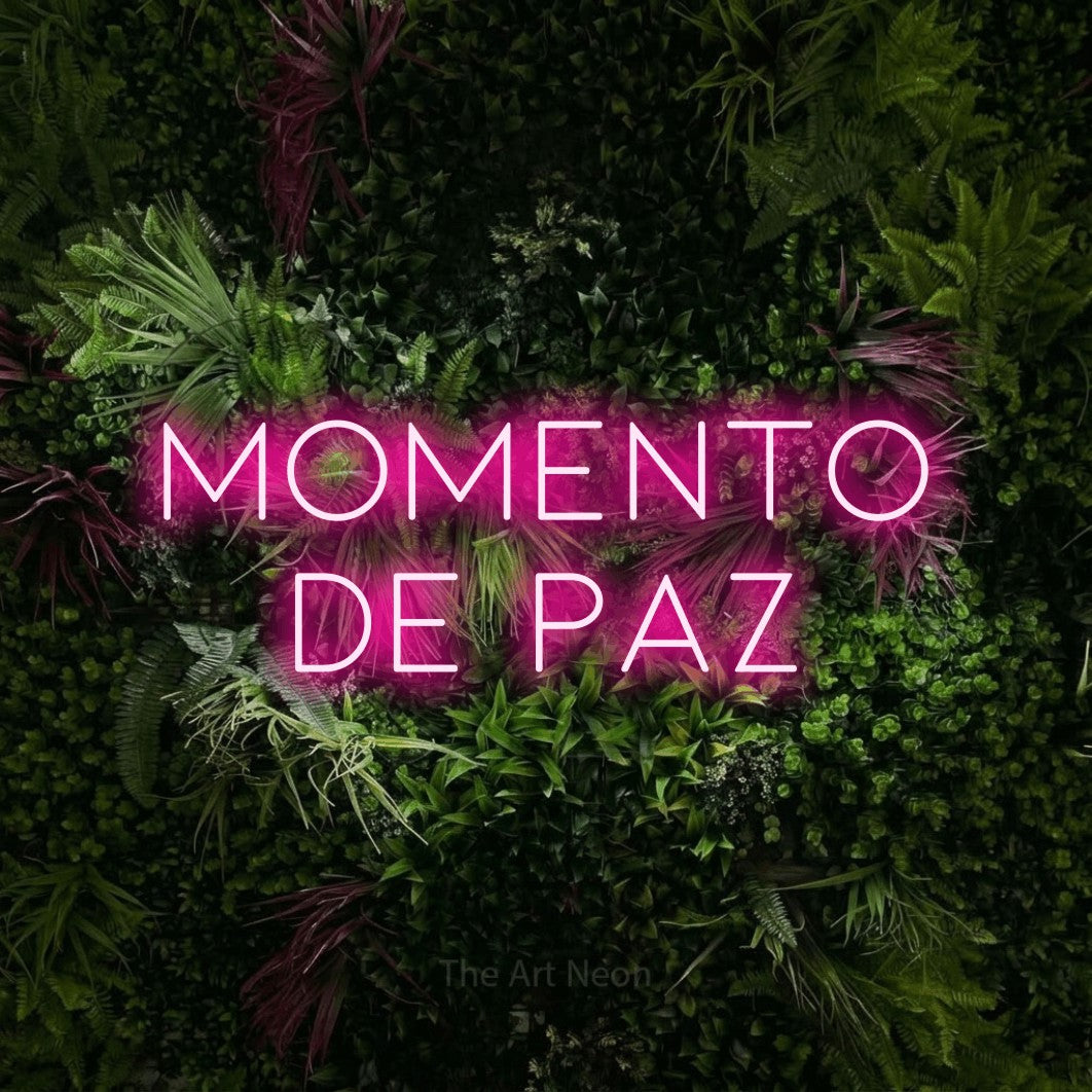 LED neon sign reading “Momento de Paz”, arranged in 2 lines.