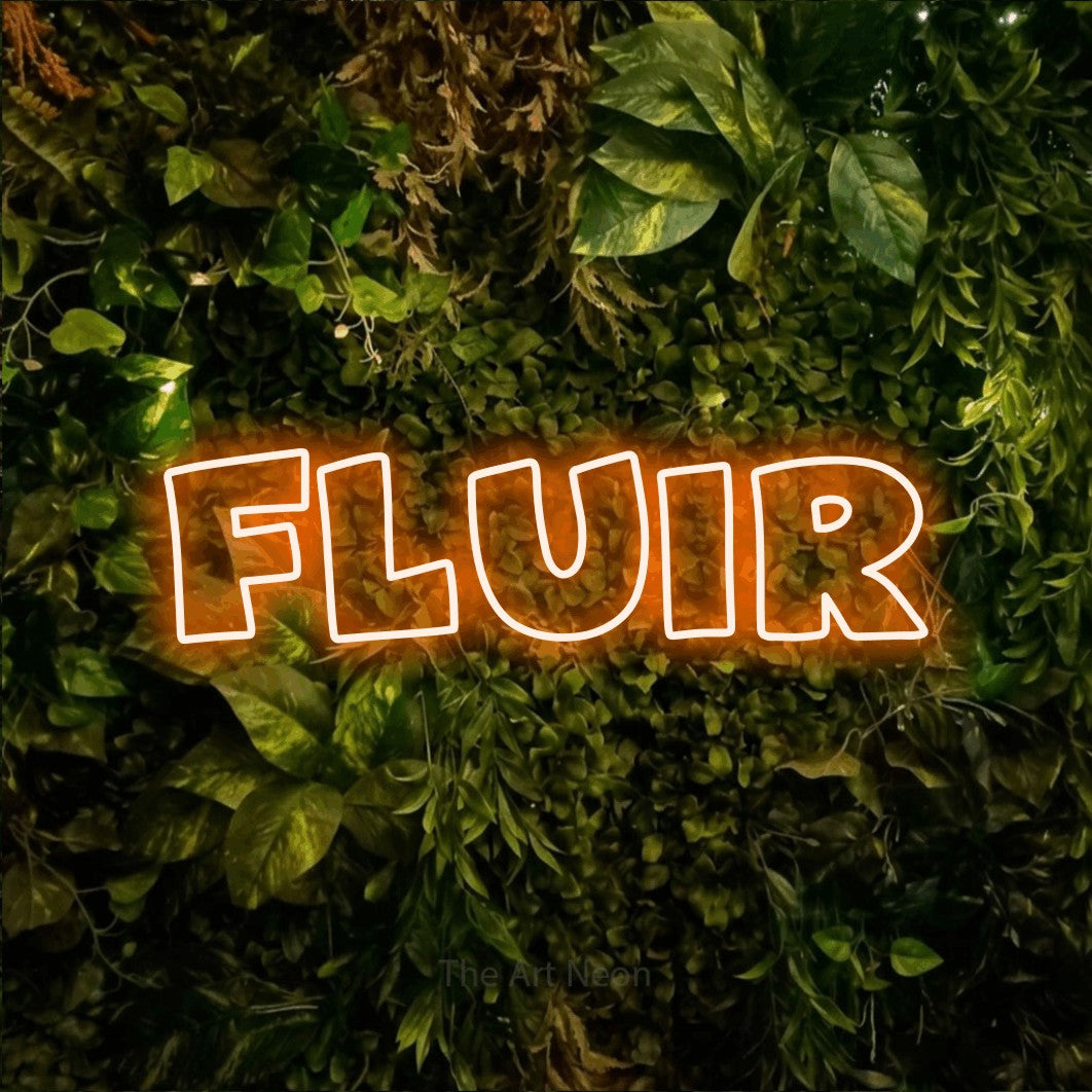 LED neon sign reading “Fluir”, arranged in a single line.