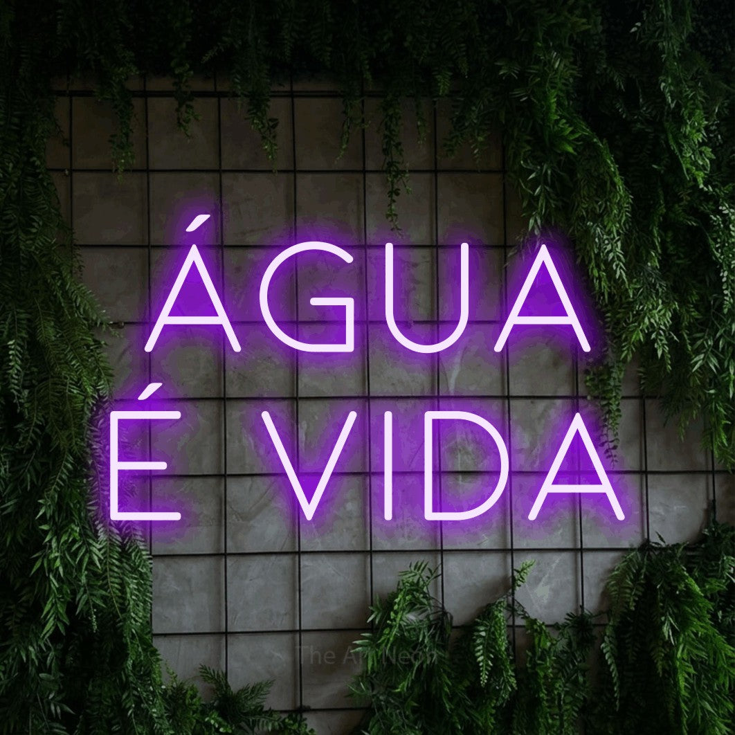 LED neon sign reading “Água é vida”, arranged in 2 lines.