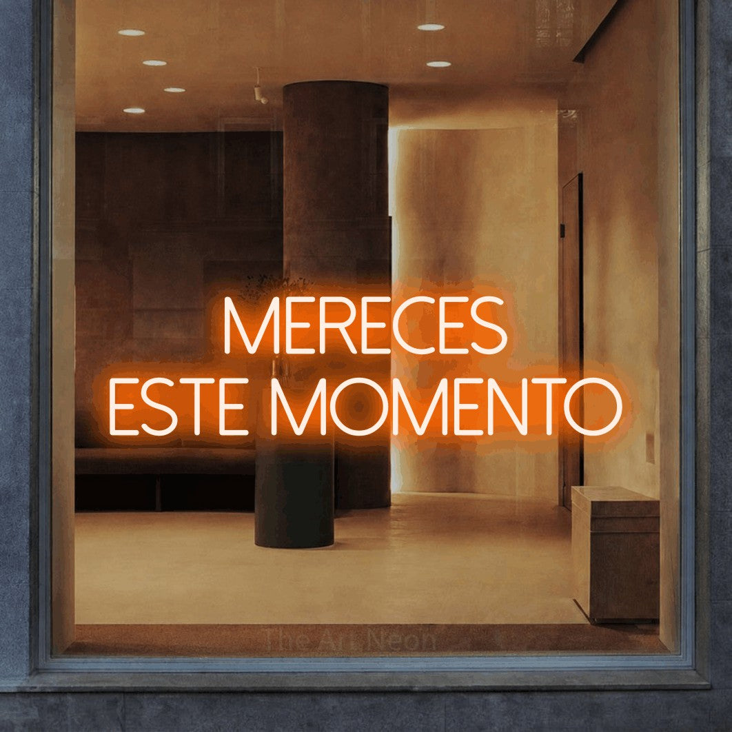 LED neon sign reading “MERECES este momento”, arranged in 2 lines.