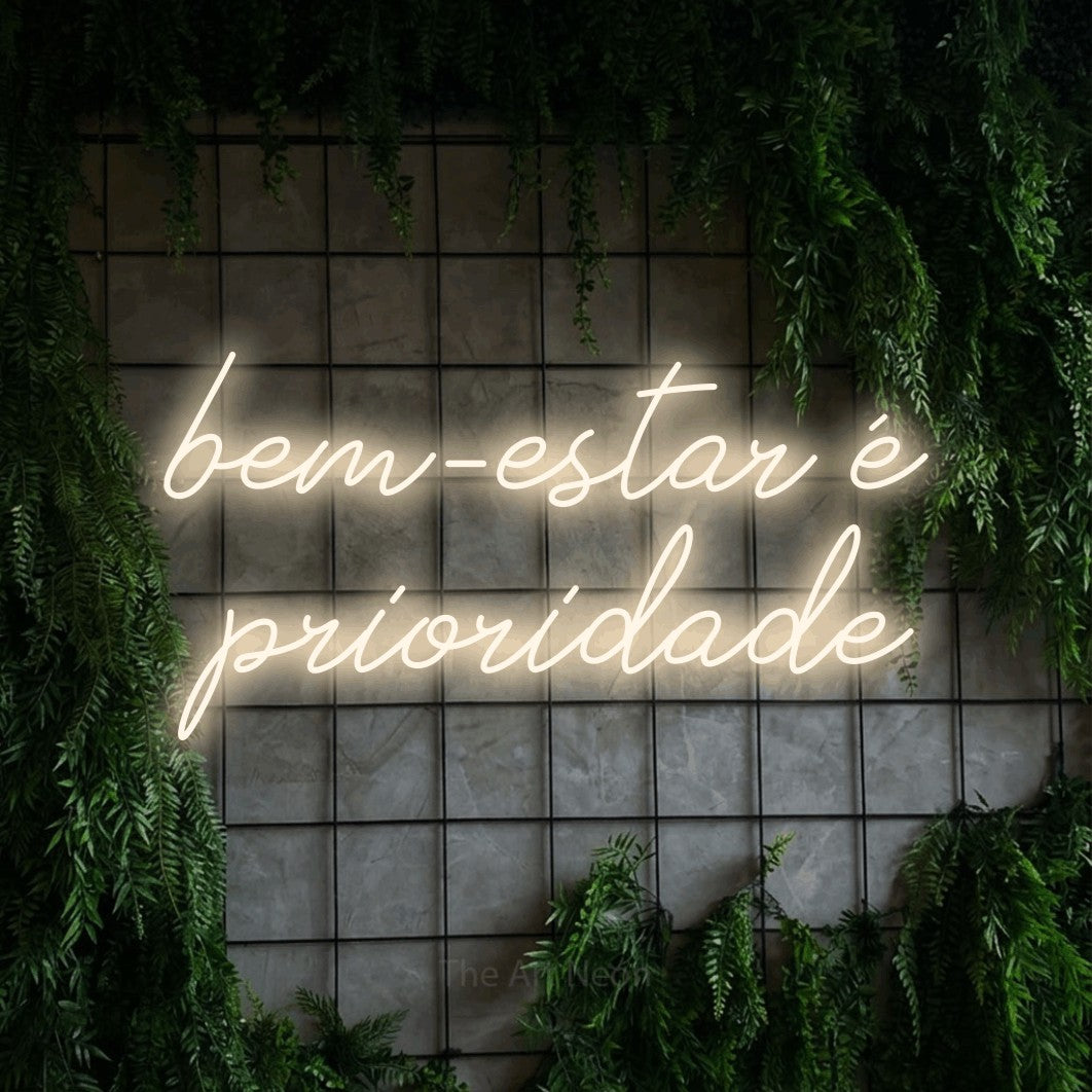 LED neon sign reading “bem-estar é prioridade”, arranged in 2 lines.
