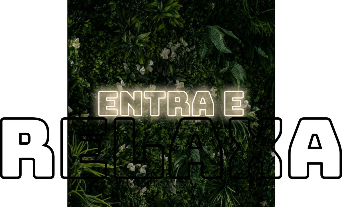 LED neon sign reading “ENTRA E RELAXA”, arranged in 2 lines.