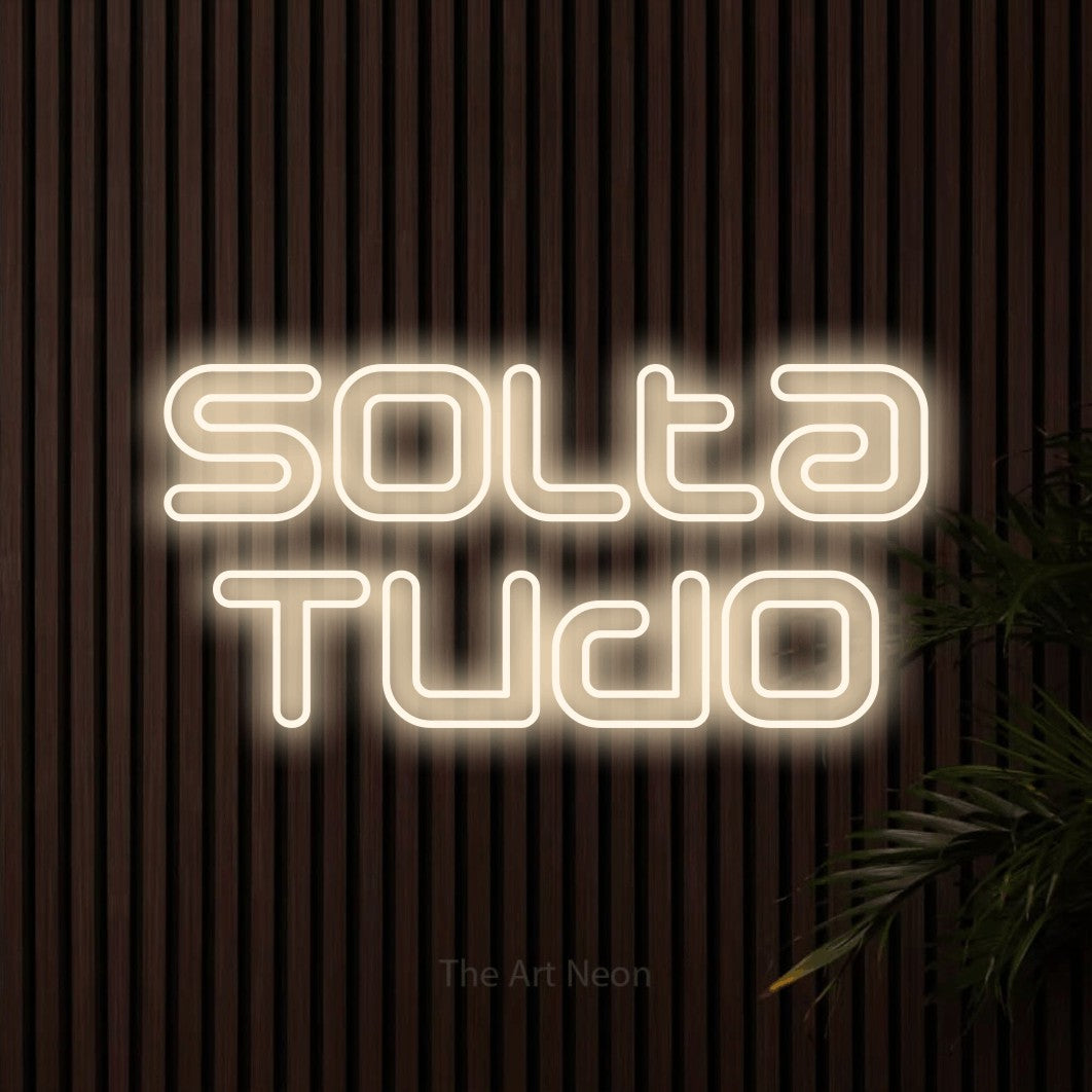LED neon sign reading “Solta Tudo”, arranged in 2 lines.