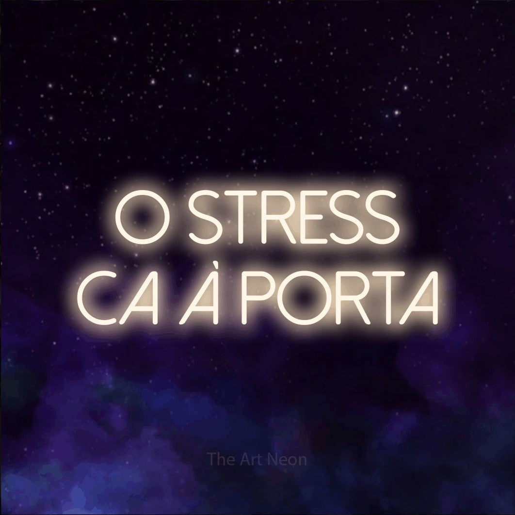 LED neon sign reading “O stress fica à porta”, arranged in 2 lines.
