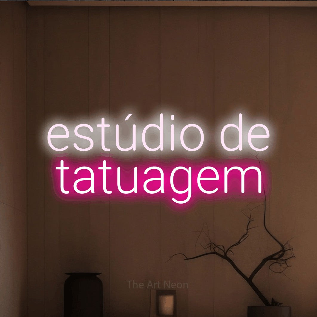 LED neon sign reading “estúdio de tatuagem”, arranged in 2 lines.