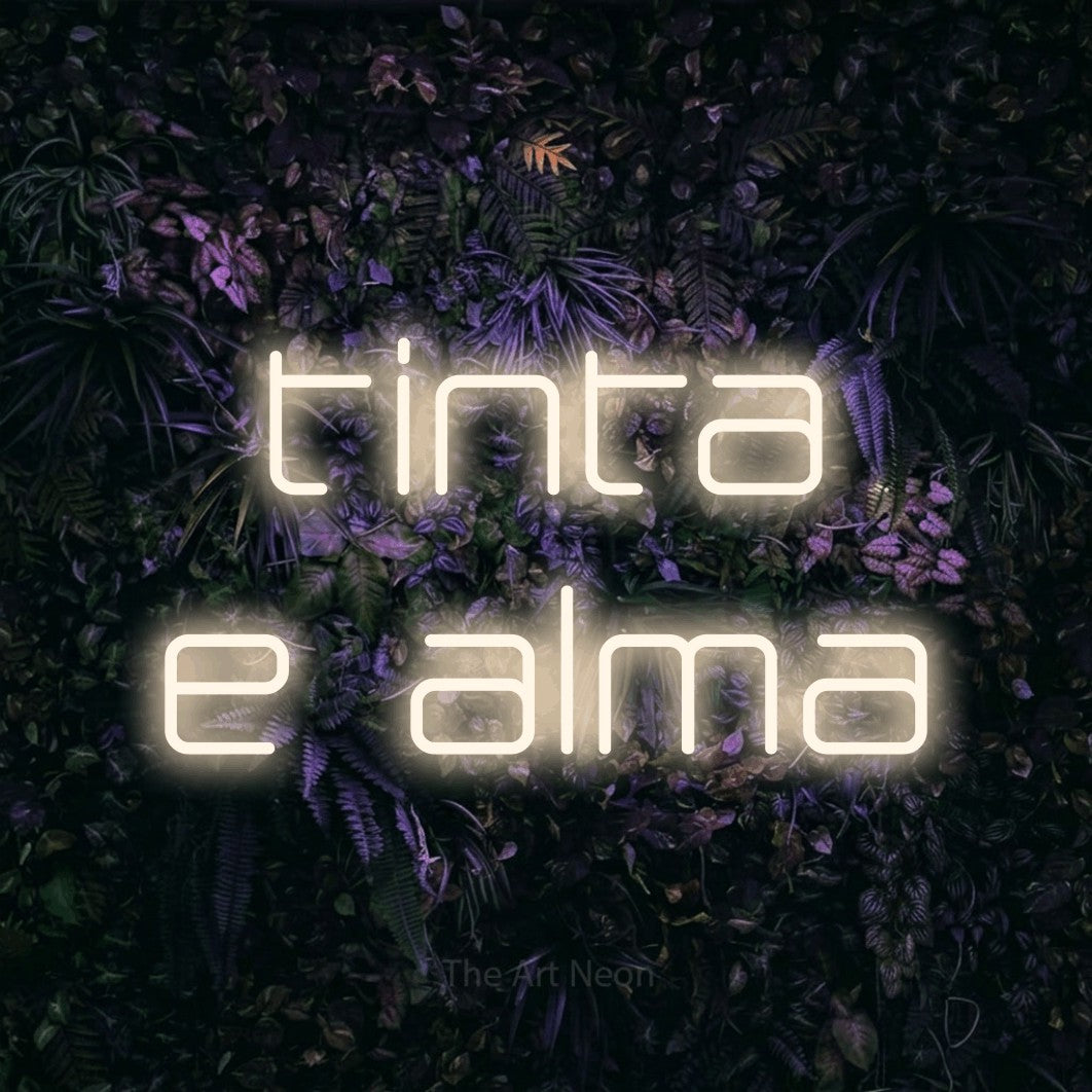 LED neon sign reading “tinta e alma”, arranged in 2 lines.