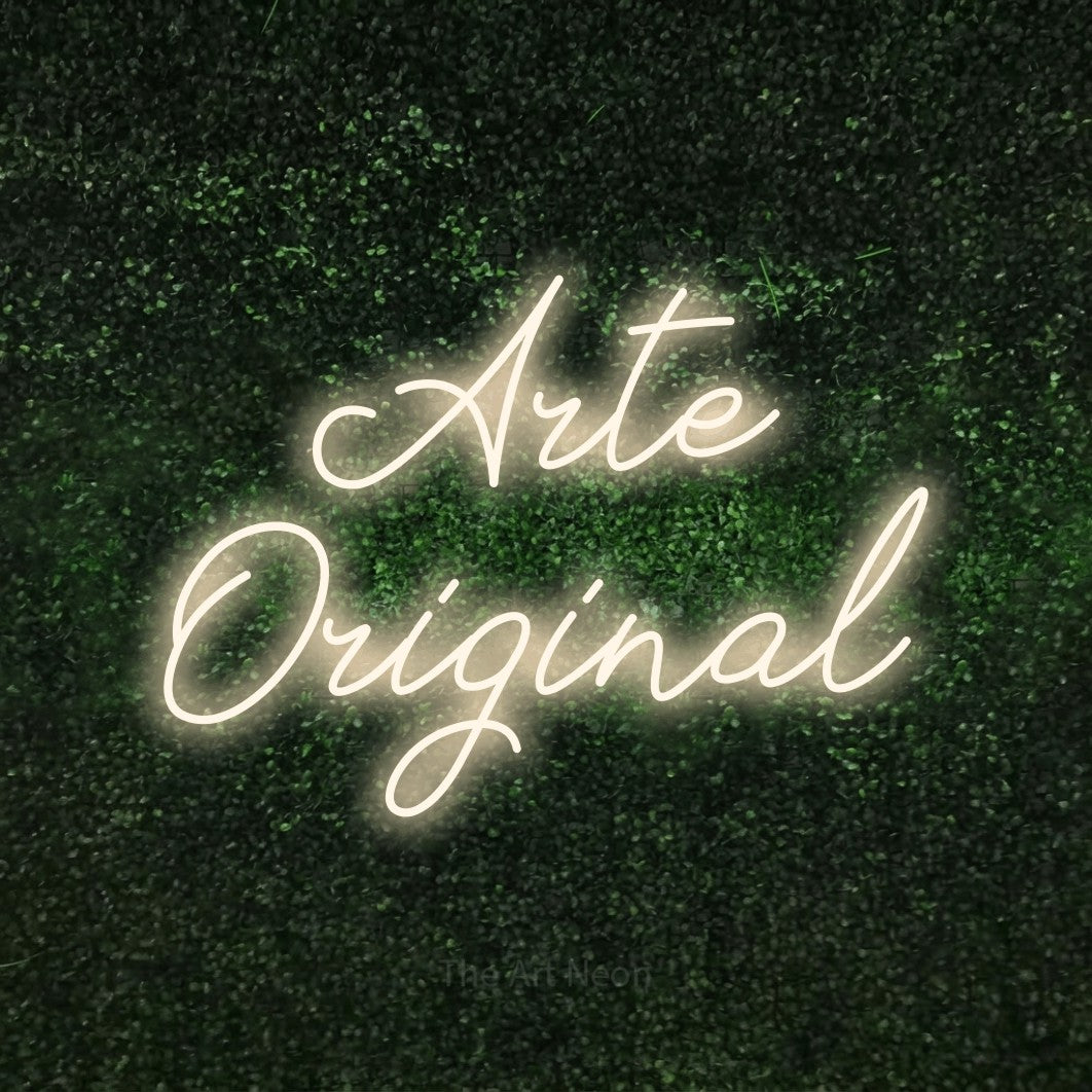 LED neon sign reading “Arte Original”, arranged in 2 lines.